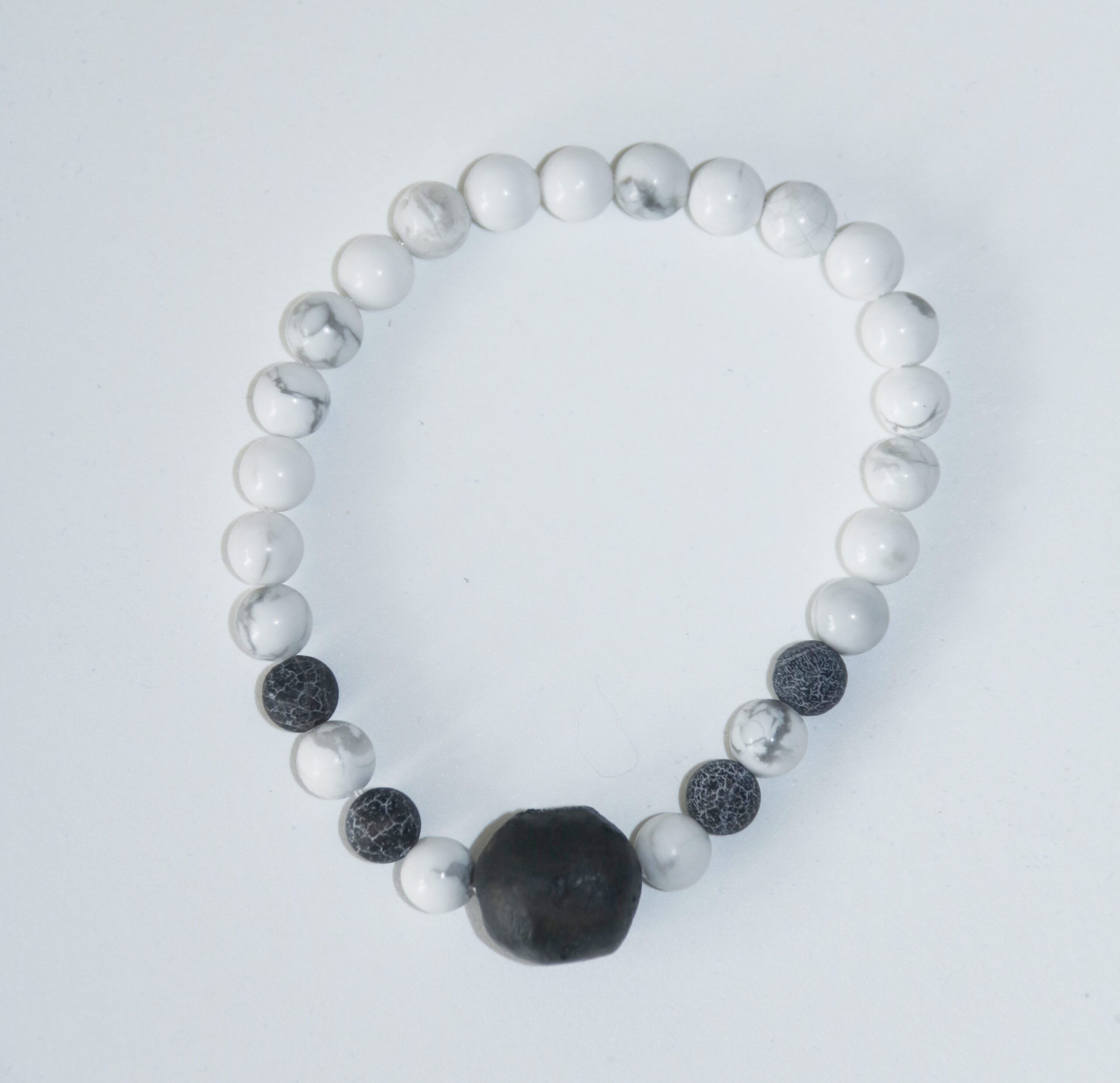 Náramek z minerálů a ručně vyráběného keramického korálku vypalovaného v ohni