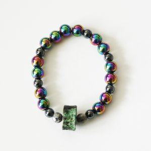 Náramek z minerálů a ručně vyráběného keramického korálku vypalovaného v ohni.