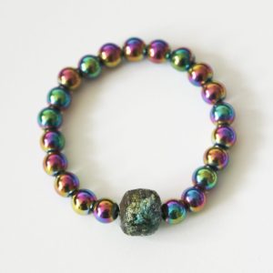 Náramek z minerálů a ručně vyráběného keramického korálku vypalovaného v ohni.