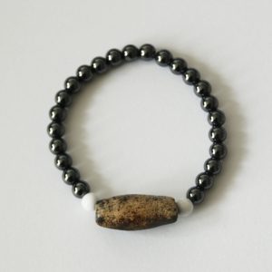 Náramek z minerálů a ručně vyráběného keramického korálku vypalovaného v ohni.