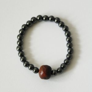 Náramek z minerálů a ručně vyráběného keramického korálku vypalovaného v ohni.