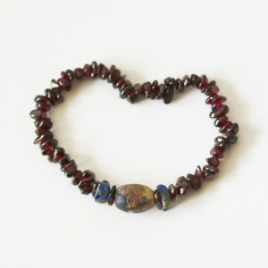 Náramek z minerálů a ručně vyráběného keramického korálku vypalovaného v ohni.