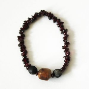 Náramek z minerálů a ručně vyráběných keramických korálků vypalovaných v ohni.