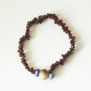 Náramek z minerálů a ručně vyráběného keramického korálku vypalovaného v ohni.