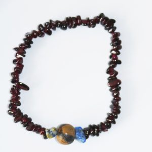 Náramek z minerálů a ručně vyráběného keramického korálku vypalovaného v ohni.