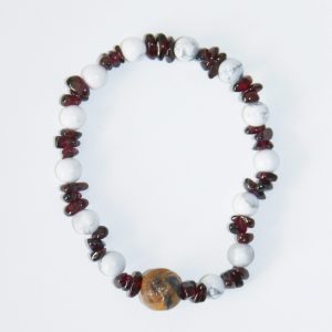 Náramek z minerálů a ručně vyráběného keramického korálku vypalovaného v ohni.