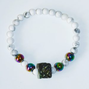 Náramek z minerálů a ručně vyráběného keramického korálku vypalovaného v ohni.